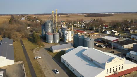 Getreidesilos-In-Fowler,-Michigan,-Mit-Ausfahrendem-Drohnenvideo