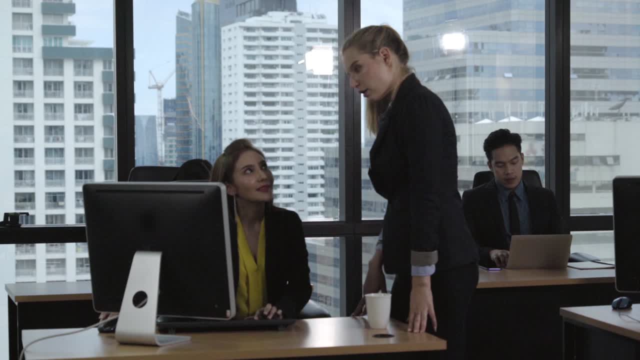 el joven líder da consejos a la joven trabajadora.