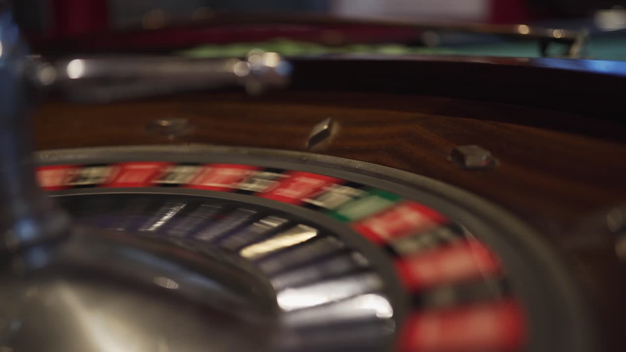 Una ruota della roulette vuota che gira in un casinò in attesa che il Croupier lanci la pallina che si fermerà su un numero per un fortunato vincitore.
