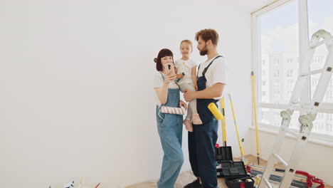 la familia toma una foto de su proyecto de renovación de la casa