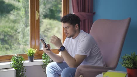 un hombre decepcionado enviando un mensaje.