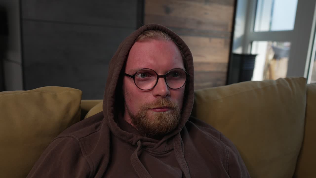 игра - мужчина-миллениал сосредоточенно играет в видеоигру, теряет терпение, крупный план