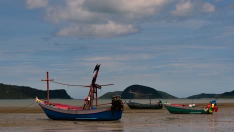 Los-Barcos-De-Pesca-Que-Amarran-En-La-Marea-Baja-Generalmente-Se-Ven-Como-Parte-De-Un-Romántico-Paisaje-Marino-Provincial-Del-Parque-Nacional-Khao-Sam-Roi-Yot,-Prachuap-Khiri-Khan,-En-Tailandia