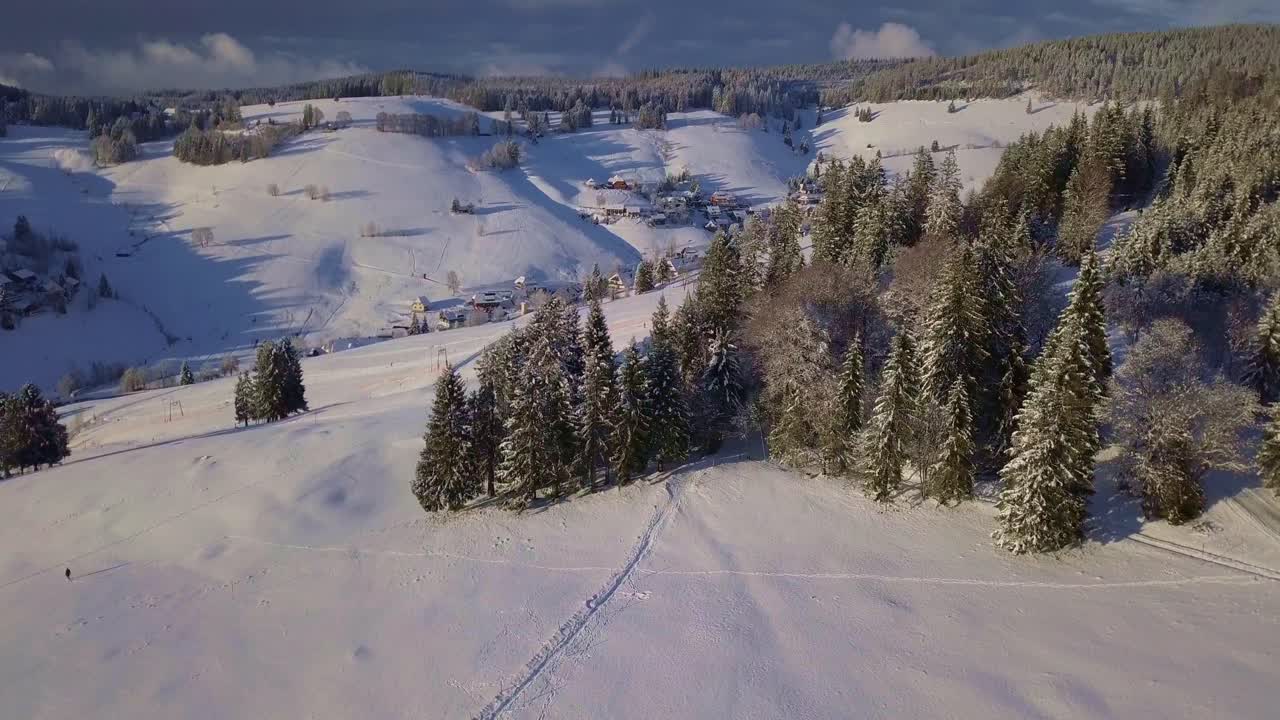 toma de un dron de un lugar con nieve