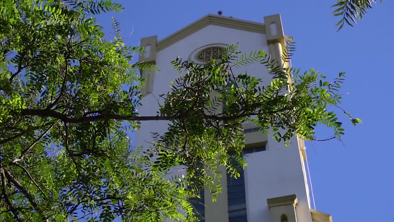 una iglesia en un pueblo pequeño