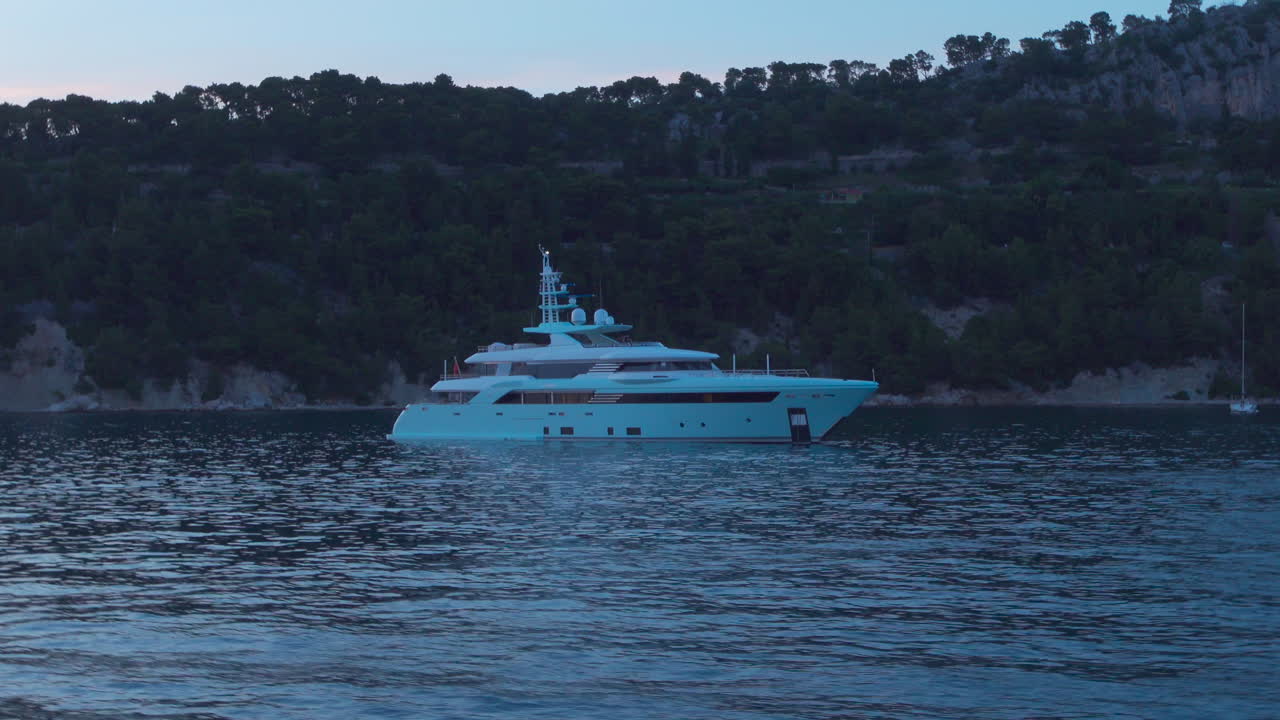 yate en la bahía de split durante la hora azul