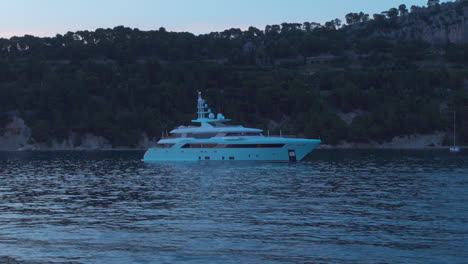 Yate-En-La-Bahía-De-Split-Durante-La-Hora-Azul.