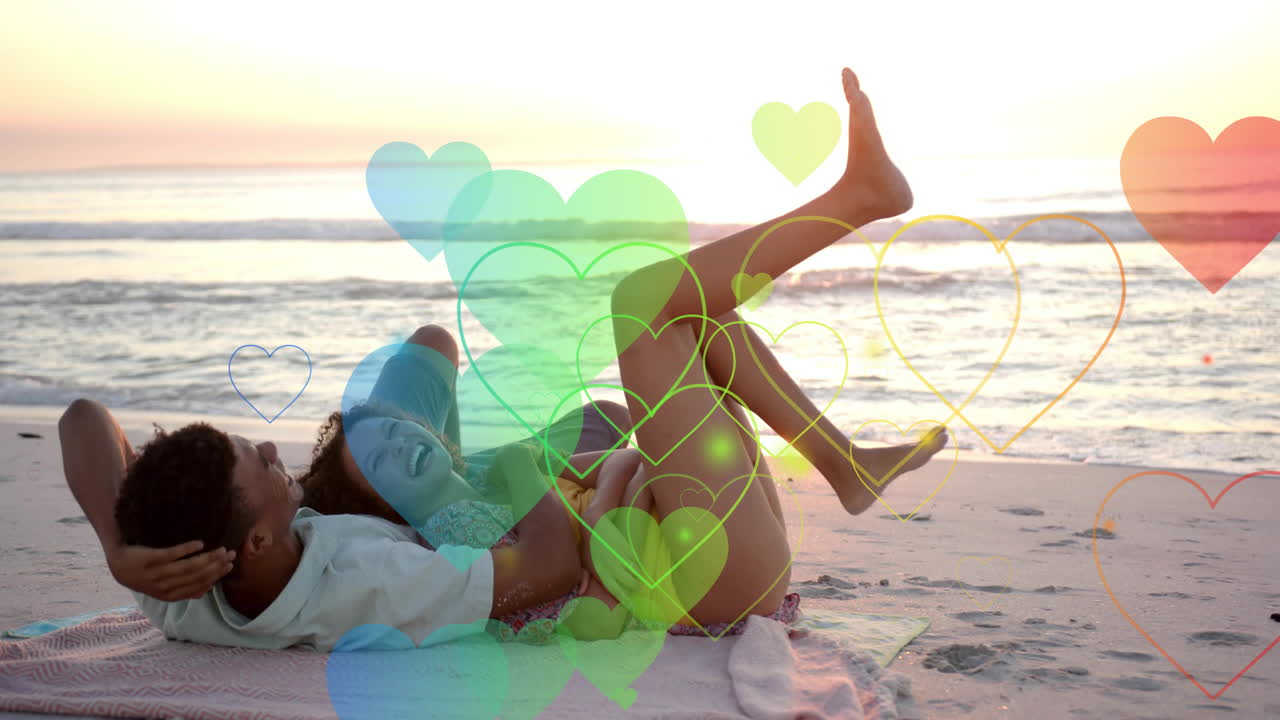 여름에 해변에 누워있는 사랑에 빠진 다양한 커플을 가로질러 움직이는 마음의 애니메이션