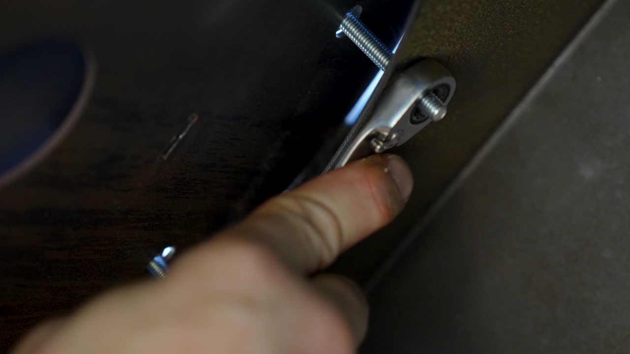 Operação da chave de catraca mostrada em detalhes