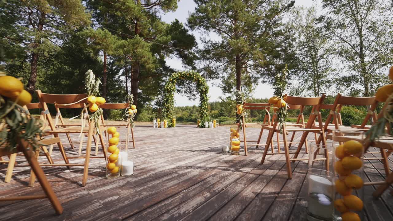 레몬 장식물 을 가진 시골적 인 야외 결혼식