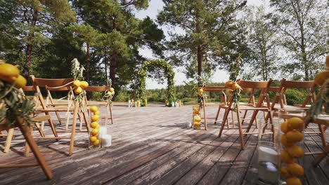 ceremonia de boda al aire libre rústica con decoraciones de limón