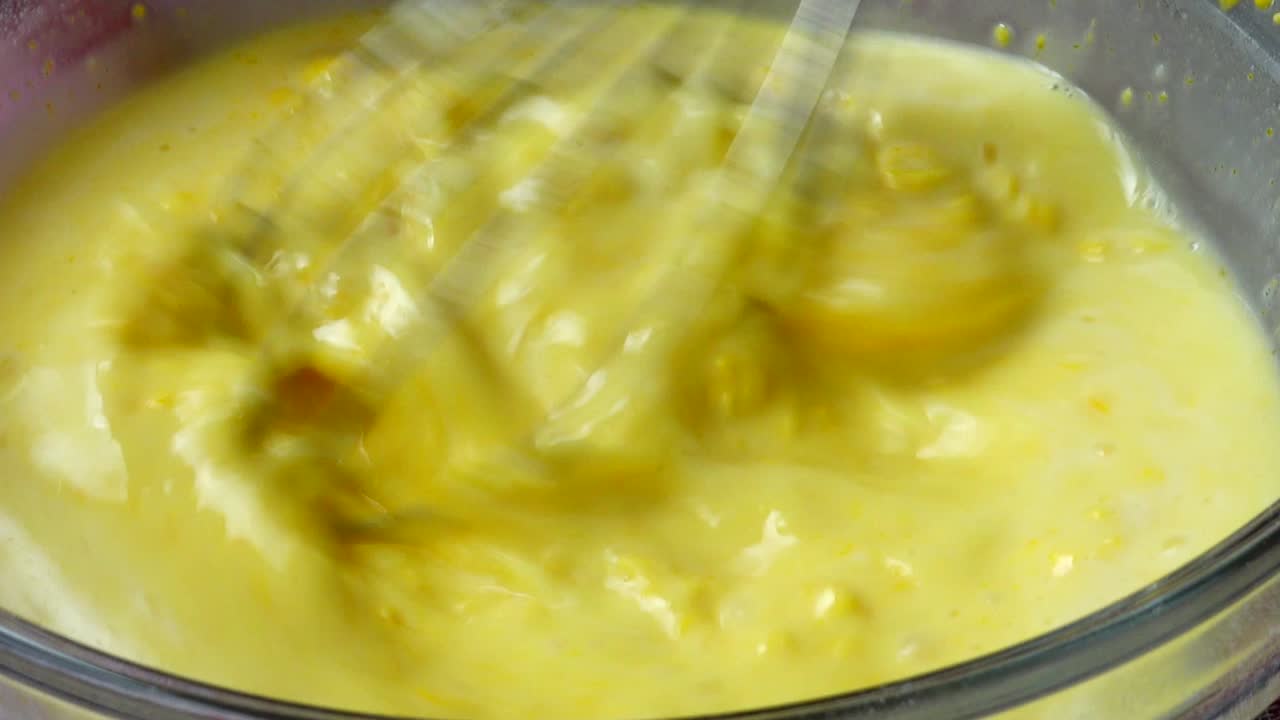 Miscela di uova e latticini per crema pasticcera. Preparazione della crema pasticcera.