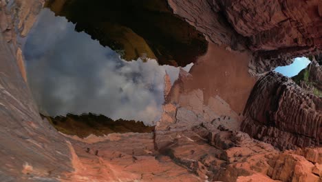 Vuelo-Vertical-De-Drones-Sobre-El-Desfiladero-De-Joffre-En-El-Parque-Nacional-Karijini-Con-Río,-Estanque-Y-Acantilados-Rocosos