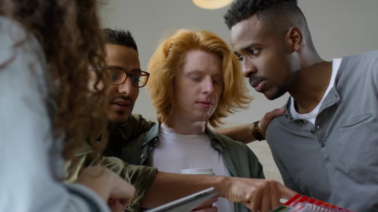 jóvenes diseñadores brainstorming juntos en círculo