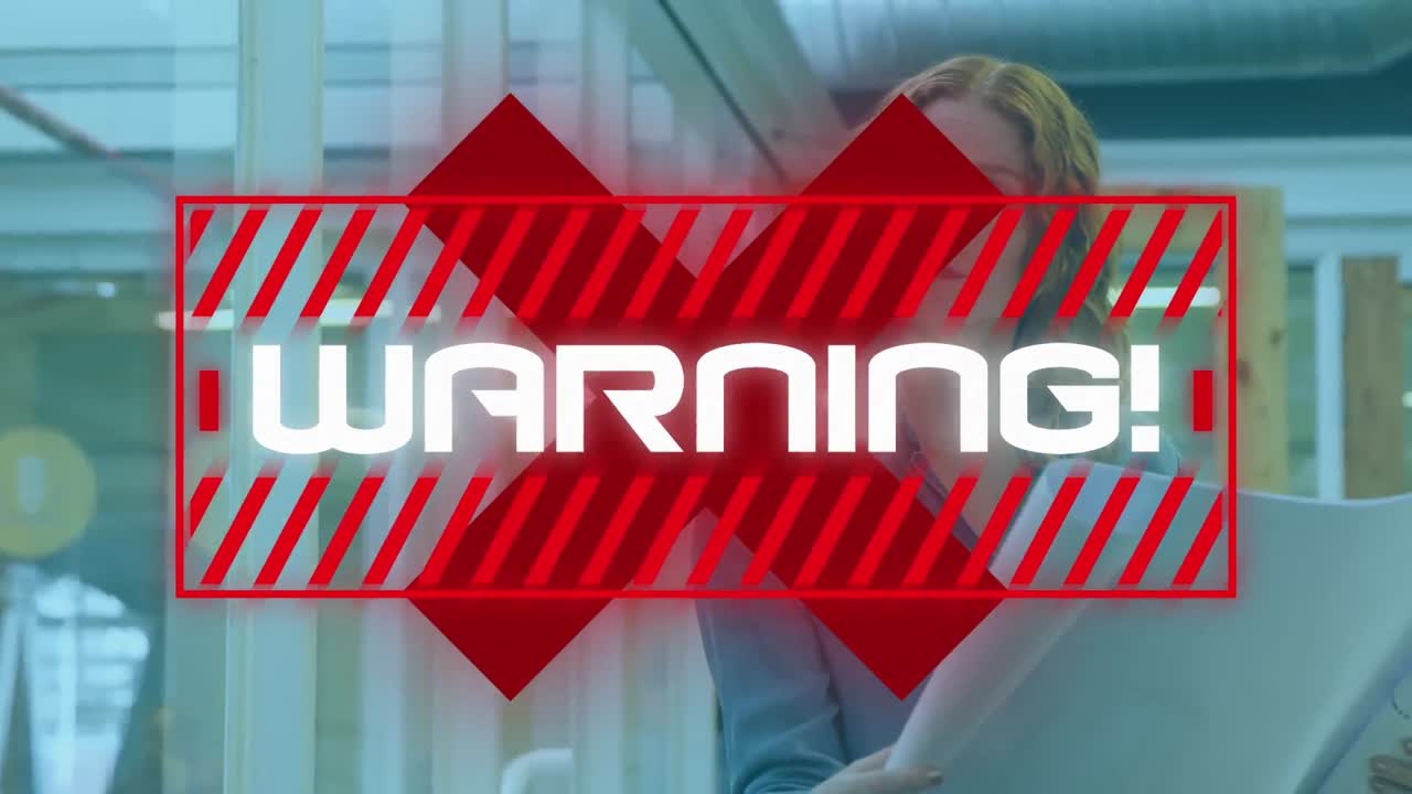 animación del texto de advertencia sobre una mujer sonriente mirando los planos