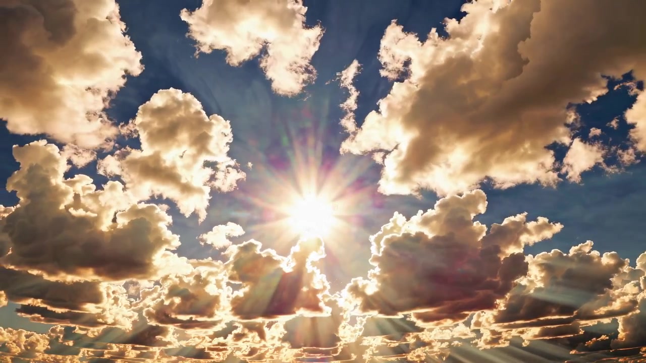 Time-lapse di raggi di sole dorati che filtrano attraverso nuvole drammatiche