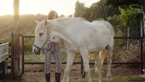 mujer en el rancho con el caballo