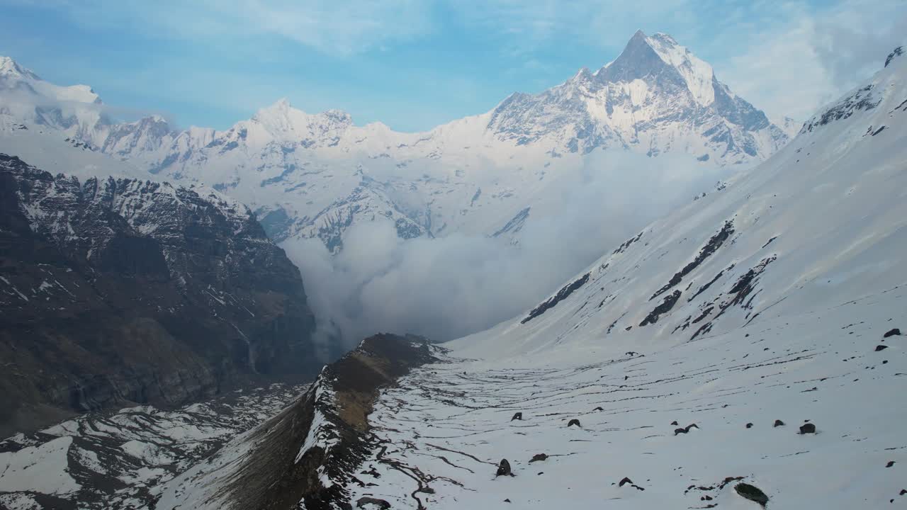 Cinematisk luftfoto af Machapuchare-toppen i Annapurna-massivet i Gandaki-provinsen
