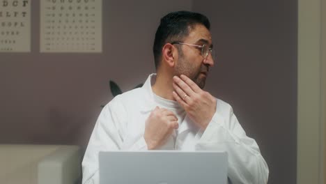 médico examinando a un paciente