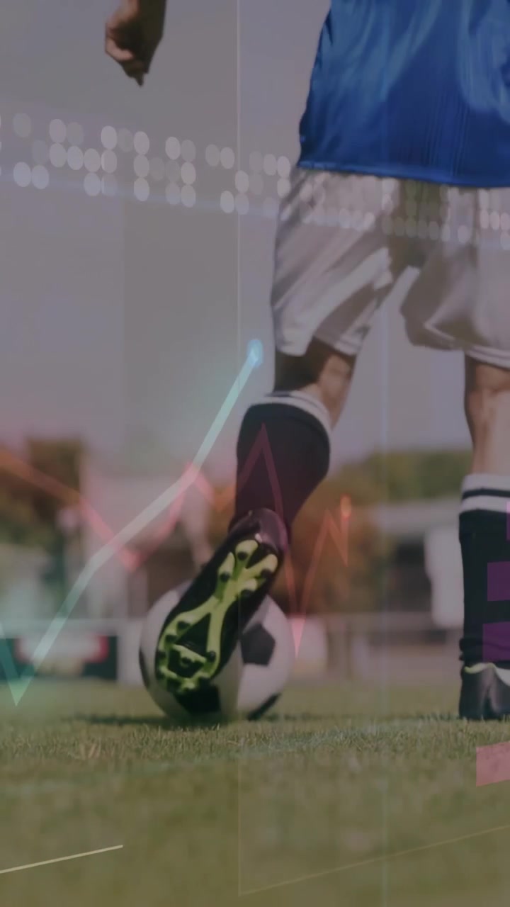Video vertical: Jugador moviendo los pies y el balón hacia adelante, con gráficos deportivos que rastrean el movimiento para el ejercicio.