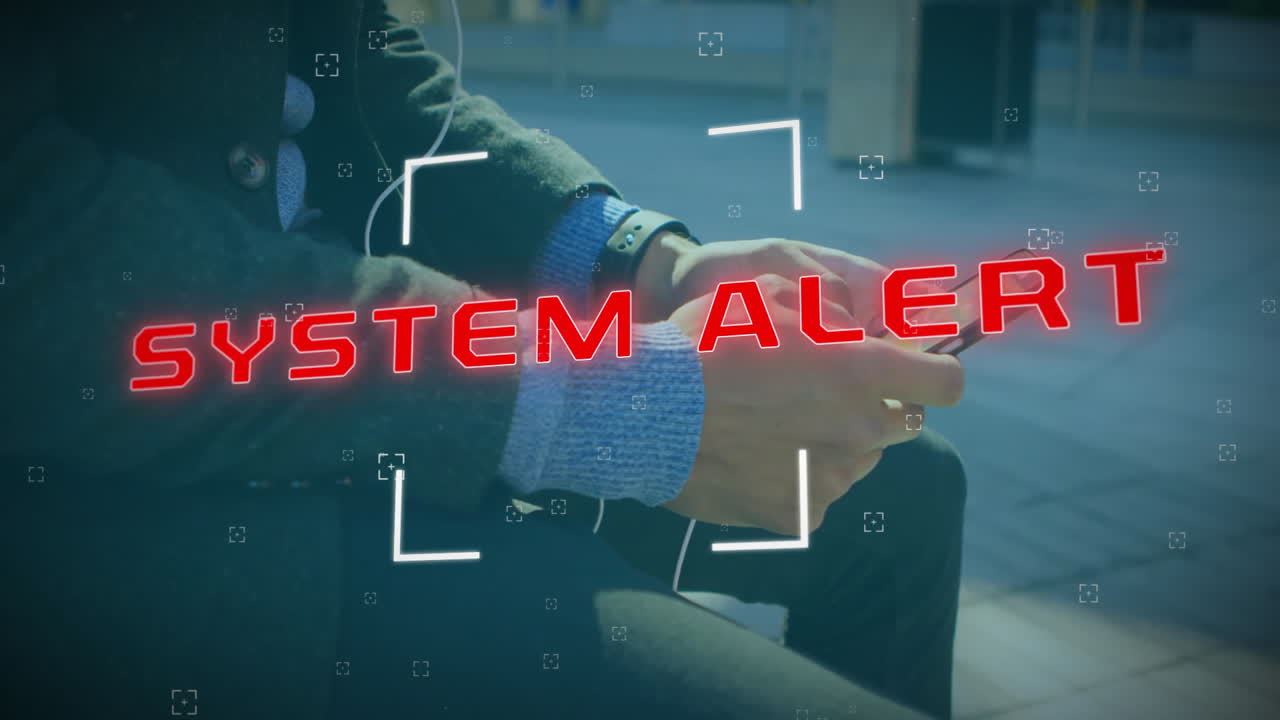 animación del sistema hackeado texto y procesamiento de datos sobre empresario caucásico usando teléfono inteligente