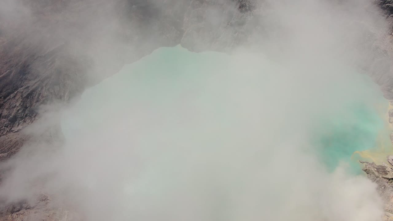 kawah ijen 화산 동쪽 자바 산성 호수 위의 공중