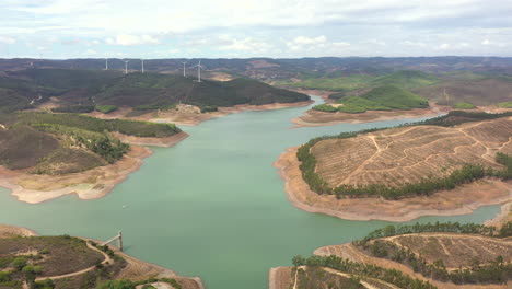 Vista-Aérea-De-La-Presa-Odeleite-Y-Barragem-Da-Bravura-Cerca-Del-Parque-Eólico-En-Castro-Marim,-Algarve,-Portugal