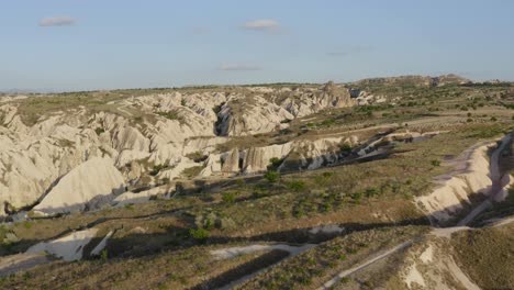 Dron-Panorámico-Sobre-Paisajes-De-Valles-Verdes-Para-Una-Vista-Aérea-De-Capadocia,-Turquía