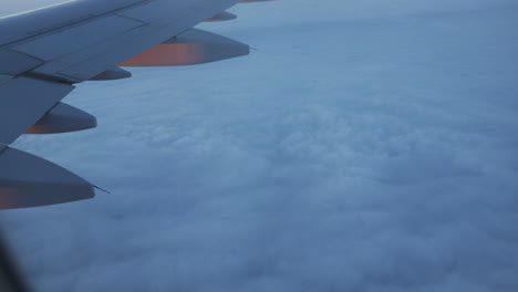 La-Belleza-Del-Vuelo:-Una-Impresionante-Vista-De-Las-Nubes-Desde-La-Comodidad-De-Su-Asiento