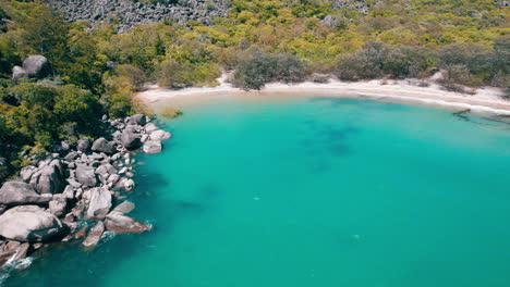 Cinematic-Reveal-of-a-beach,-in-magnetic-island