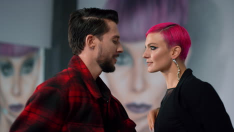 pareja creativa bailando cámara en el estudio. hombre girando mujer mientras bailan en el interior