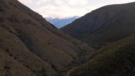 Terreno-Accidentado-De-La-Isla-Sur-Con-Montañas-Nevadas-En-El-Fondo