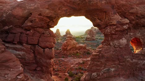 puesta de sol escénica en las formaciones rocosas naturales de piedra arenisca en el parque nacional de arches en utah, estados unidos