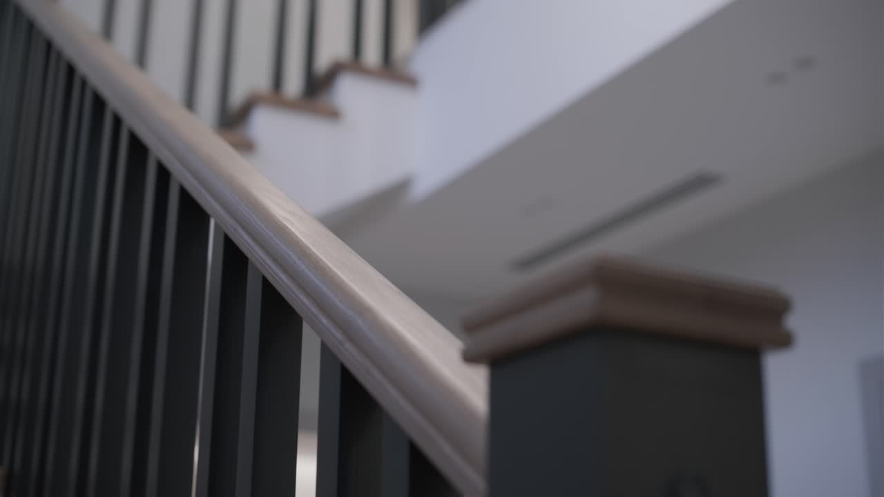 diseño interior escaleras de madera elegantes dentro de la casa con barandillas de madera modernas y paredes decoradas con lámparas de moda. escalera moderna o escalera en el interior de la casa moderna