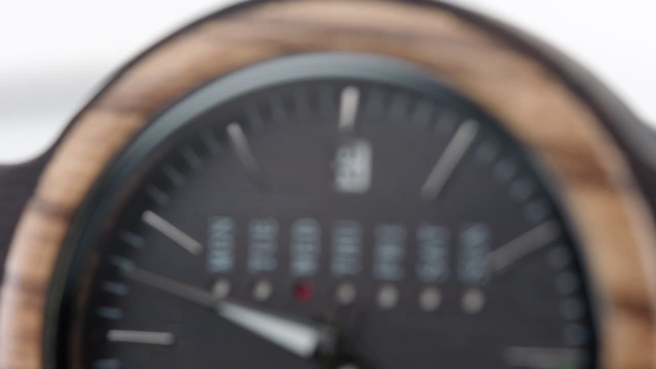 primer plano de un reloj giratorio