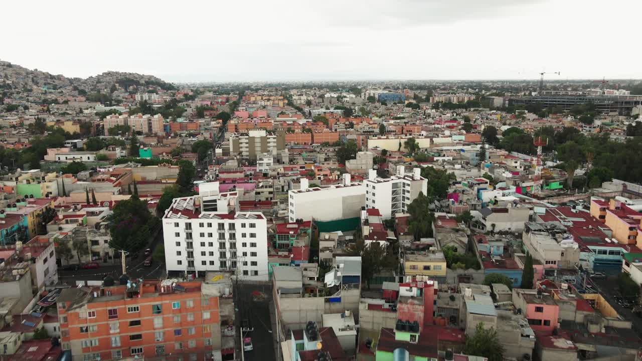 paisaje urbano del norte de la ciudad de méxico sobrevolando el edificio, avión no tripulado estableciendo el tiro, dolly hacia adelante