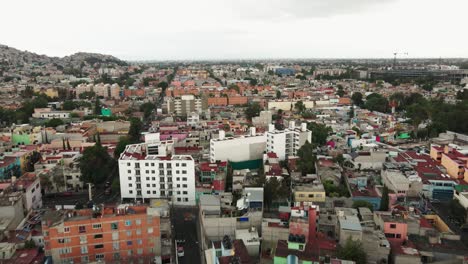 Paisaje-Urbano-Del-Norte-De-La-Ciudad-De-México-Sobrevolando-El-Edificio,-Drone-Aéreo-Estableciendo-Toma,-Plataforma-Rodante-Hacia-Adelante