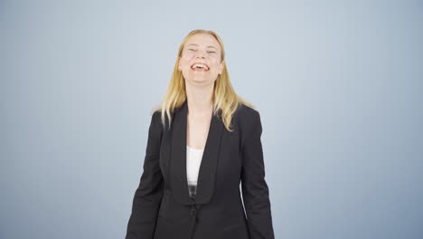 una mujer de negocios aplaudiendo.