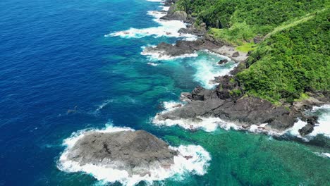 Agua-Turquesa-Del-Océano-Y-Costa-Escarpada-En-Baras,-Catanduanes,-Filipinas---Disparo-Aéreo-De-Drones