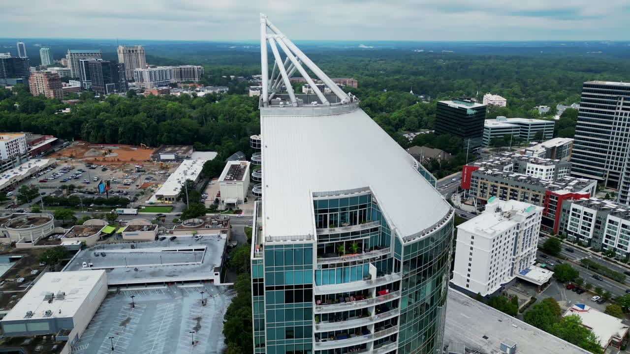 imágenes aéreas ascendentes de un edificio de apartamentos de gran altura