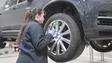 Mechanikerin-Prüft-Und-Misst-Den-Zustand-Der-Fahrzeugbremsen