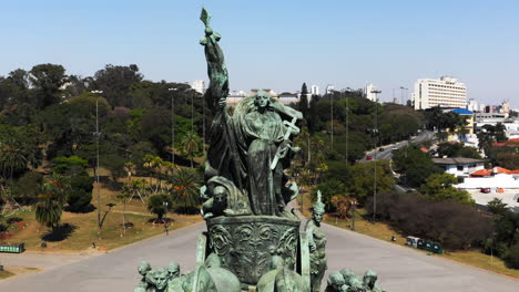 primer plano del monumento a la independencia en el parque de la independencia con el museo ipiranga al fondo de la escena