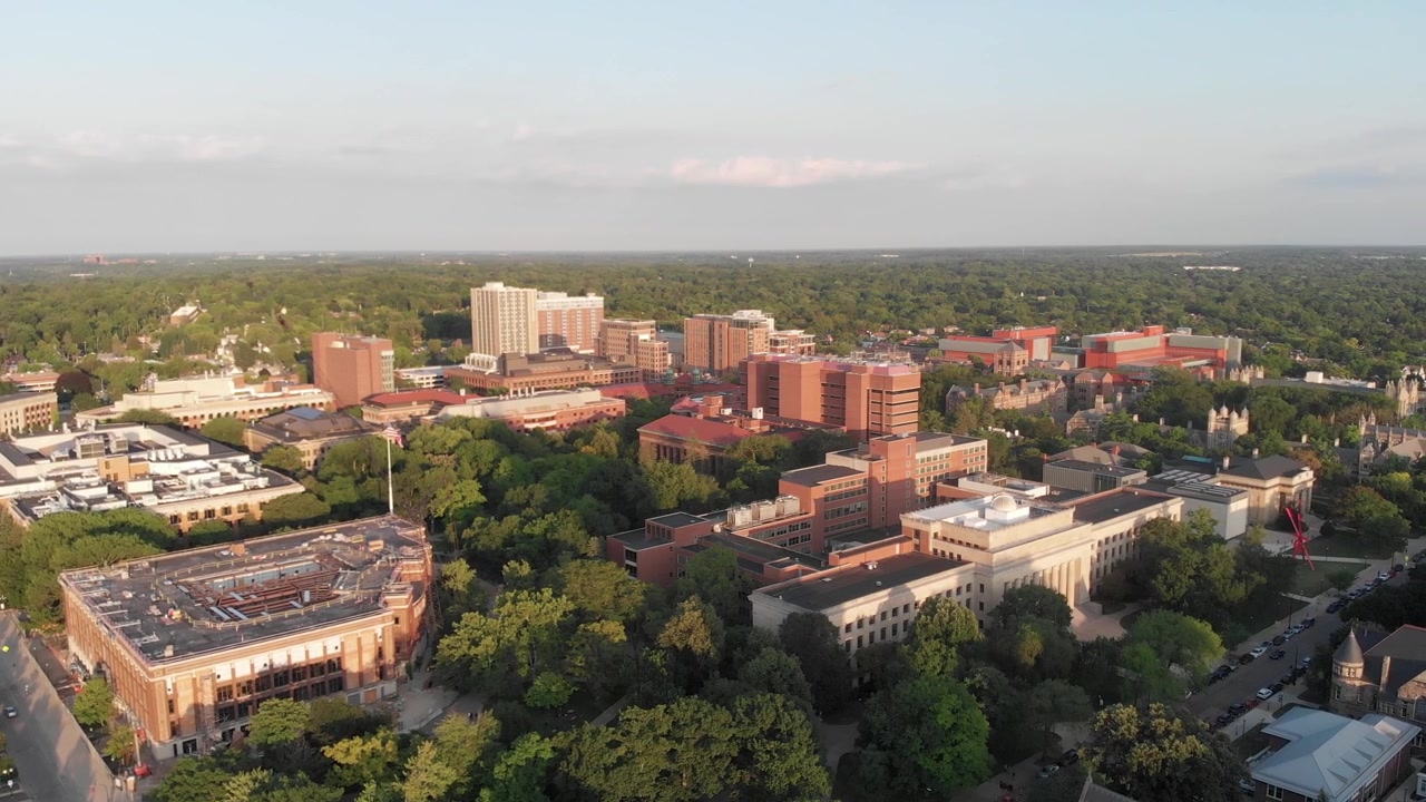 Edificios del campus universitario desde arriba, toma panorámica aérea en verano en Ann Arbor, Michigan