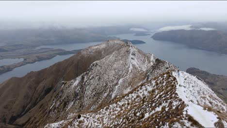 vista aérea de la cumbre de roy's peak en nueva zelanda, mostrando el terreno accidentado y el paisaje dramático