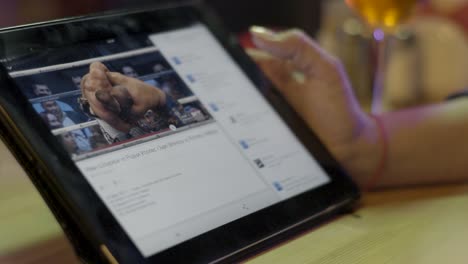 viendo un video de boxeo en una tableta en un restaurante