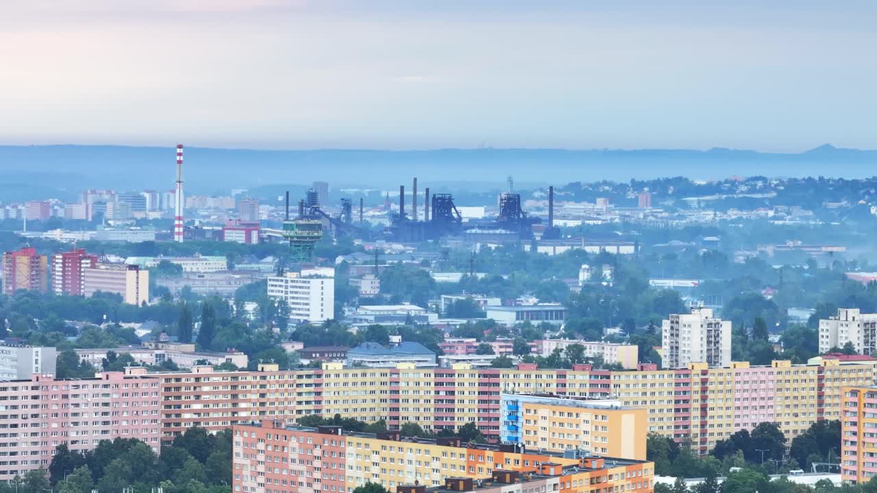 Dolní Vítkovicen teollisuusalue betonielementtikerrostalojen yllä, Ostravan kaupunki, Tšekki.