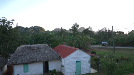 vista del valle de viñales, mogotes, montañas, casas de agricultores, paisaje cubano
