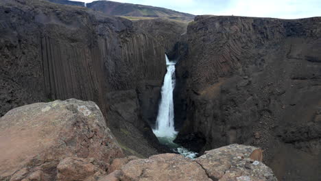 Cascada-Alta-Entre-Columnas-De-Basalto-Gris