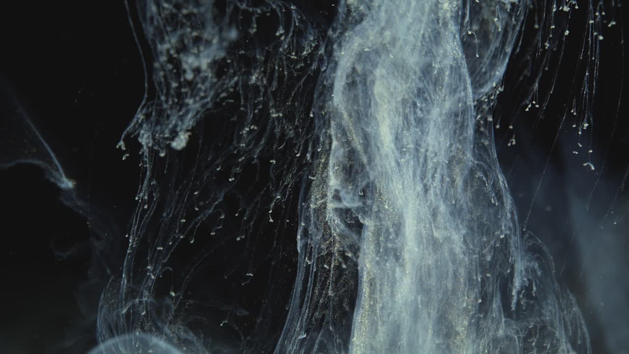 humo etéreo arremolinándose en un ambiente oscuro