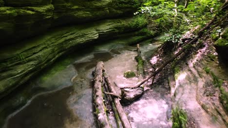 Überwachung-Einer-Versteckten-Schlucht-Im-Mittleren-Westen